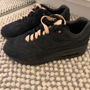 Women’s Suede Black Nike Air